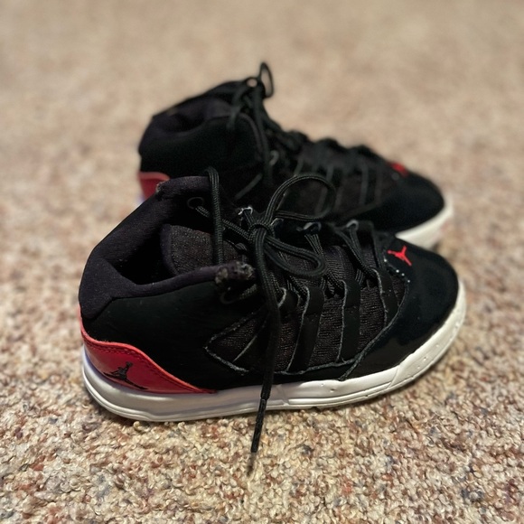 Boys Jordan’s size 9c - Picture 2 of 4